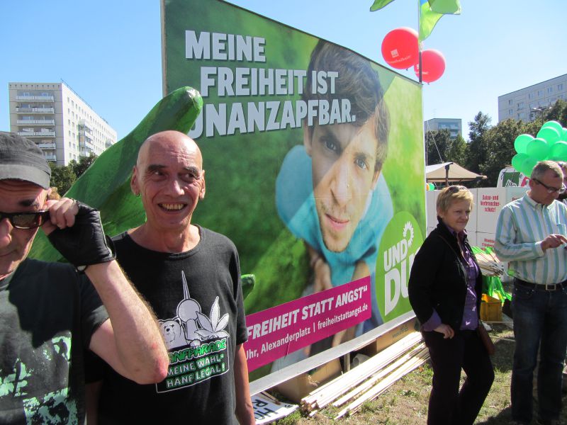 Renate Künast am Stand der Grünen bei der Demo Freiheit statt Angst am 7.09.2013