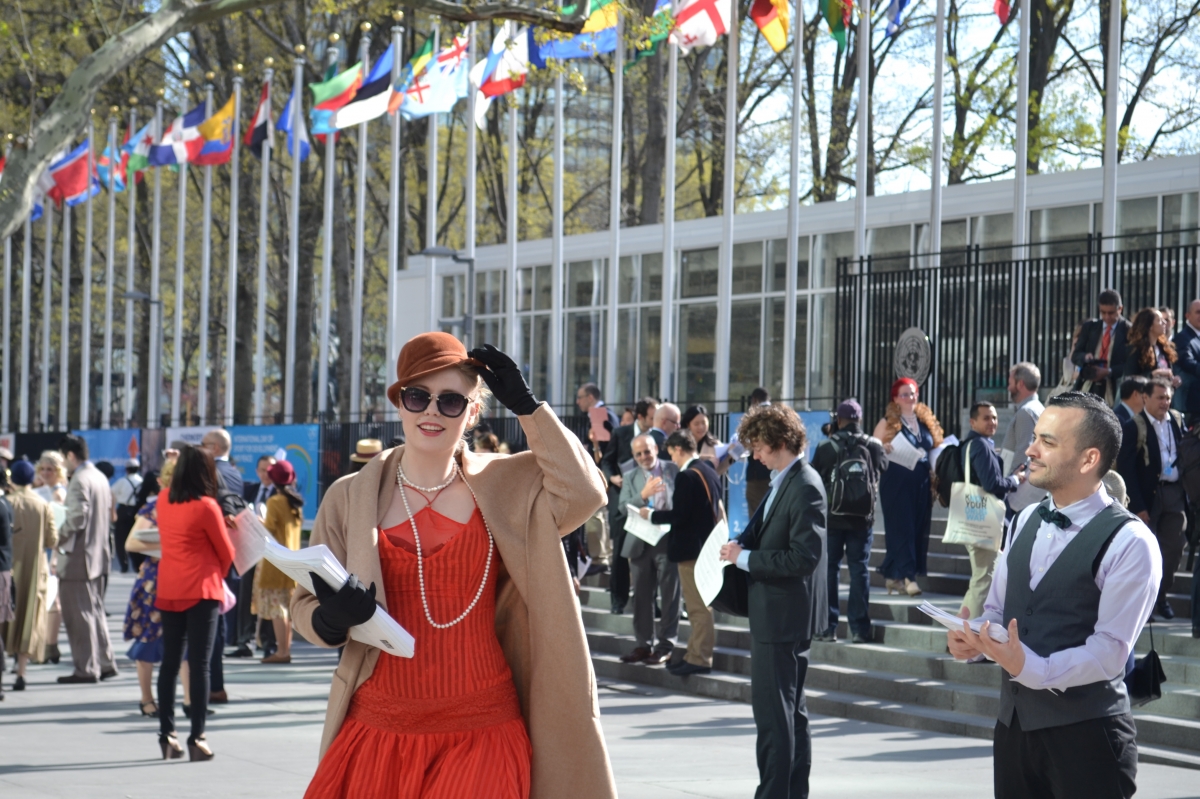 Abbildung 2 zeigt Teilnehmer der UN-Generalversammlung vor dem UNO-Gebäude in New York, die sich den Brief an UN-Generalsekretär Ban Ki-moon in der „Post-Prohibition Times“ durchlesen; (Bild: Drug Policy Alliance (DPA).