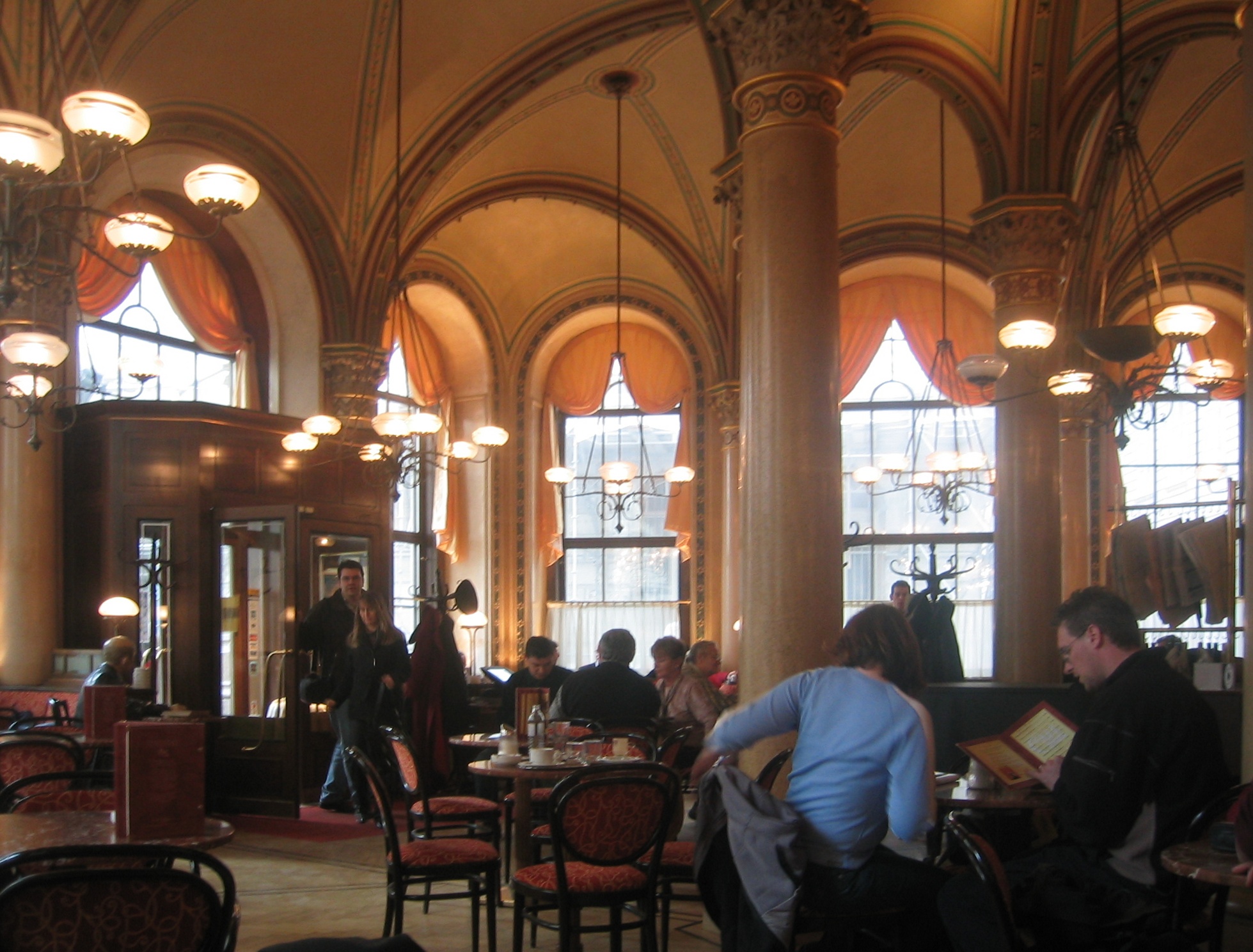 Abbildung 4 zeigt die Innenansicht des Café Central in Wien. Foto: Andreas Praefcke, Multilizenz mit GNU Free Documentation License (GFDL) und Creative Commons CC-BY-SA-3.0.