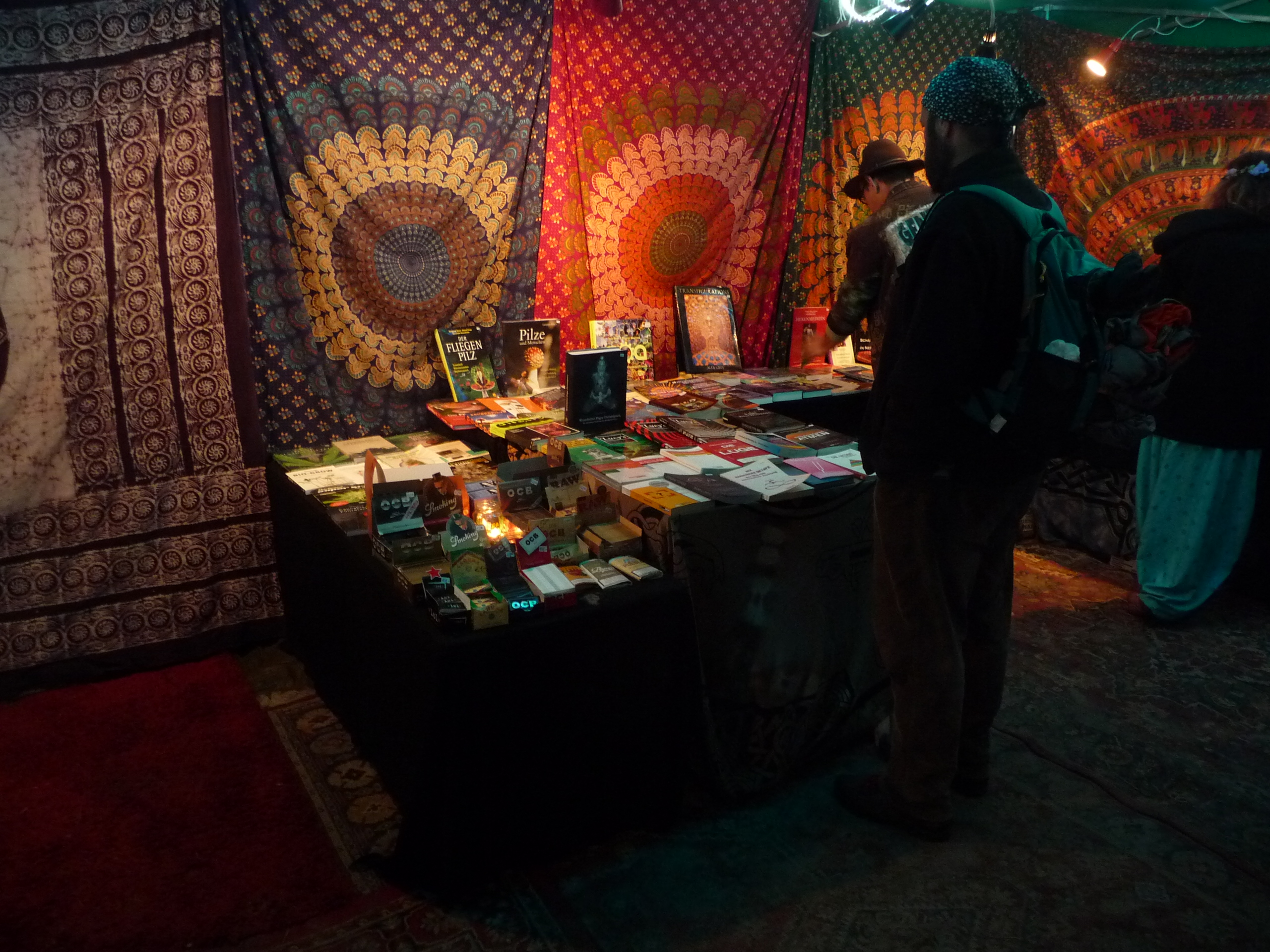 Abbildung 2 zeigt einen Teil des im gleichen Zelt untergebrachten Bücherstandes (Magus Aquarius Antiquariat) auf dem Goa Gil Ritual 2016. Foto: Doro Tops (CC BY-SA 3.0 DE)