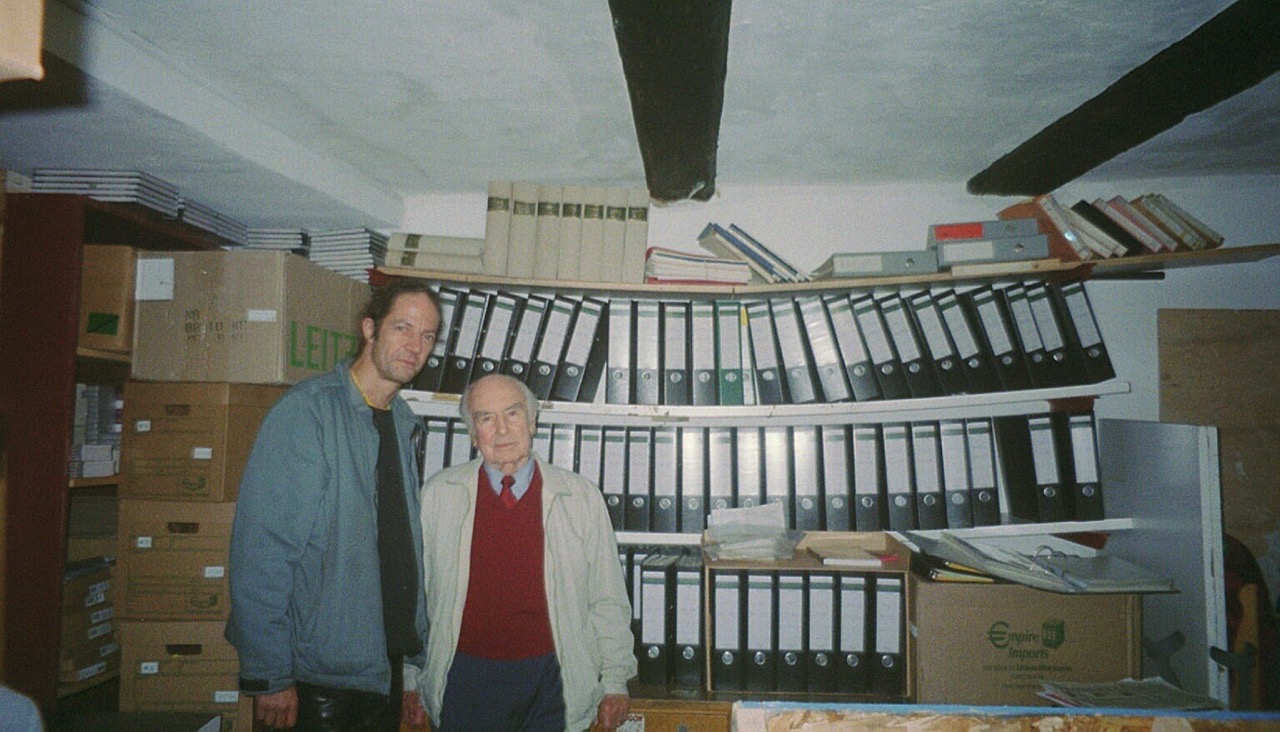 Die Abbildung zeigt Roger Liggenstorfer (links) und Albert Hofmann vor den Ordnern des Archivs am Klosterplatz in Solothurn. Foto: Privatarchiv Roger Liggenstorfer