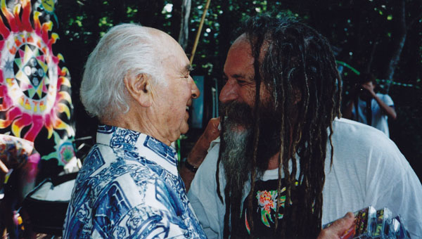 Albert Hofmann und der Musiker und DJ GOA Gil auf der Party 60 Jahre LSD-Erfahrung im Jahr 2003 in der Nähe von Basel. Foto: Privatarchiv Roger Liggenstorfer