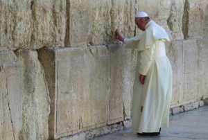 Papst Franziskus an der Klagemauer in Jerusamlem am 26. Mai 2014. Foto: Israel Police