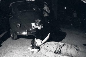 Studentin, die den sterbenden Benno Ohnesorg im Arm hält, nachdem er von dem Polizisten Karl-Heinz Kurras erschossen wurde. Foto: Stasi-Archiv