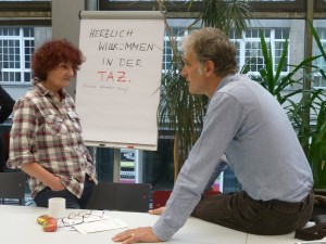 taz-Genossen Gisela Budee und Walter Sittler im Gespräch vor dem Fototermin