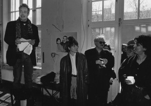 Mariam Lau (rechts) im April 1993 mit Michael Sontheimer (auf dem Stuhl, heute beim Spiegel), Elke Schmitter (mit Karohose, auch beim Spiegel) und Christian Semler (mit Tabak, immer noch bei der taz). Foto: Christian Schulz