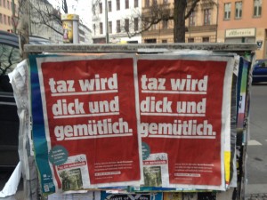 taz.am Wochenende - Werbung am Heinrichtplatz in Kreuzberg