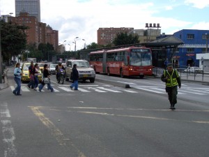 Der Transmilenio ist das Schnellbussystem, welches den öffentlichen Nahverkehrs in Bogotá revolutionierte.