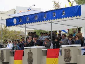 Evo Morales grüßt die Militärkapellen