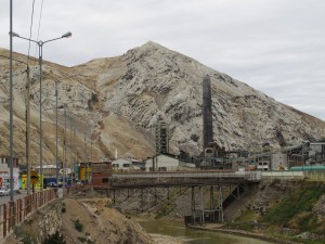 Die Hütte von La Oroya verfügt über den höchsten Schornstein Lateinamerikas und produzierte bis zum Juni 2009 Emissionen, die eine ganze Stadt vergifteten. 