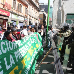 Diesmal in eigener Sache: Journalistenprotest vor Polizeischilden in La Paz   Quelle: ERBOL