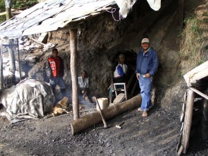 kleine illegale Kohlemine in der Nähe von Medellín - in Amagá