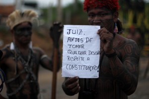 "Richter, vor jedweder Entscheidung respektiert zuerst die Verfassung". Protest auf dem besetzten Baugelände von Belo Monte. Photo: Ruy Sposati