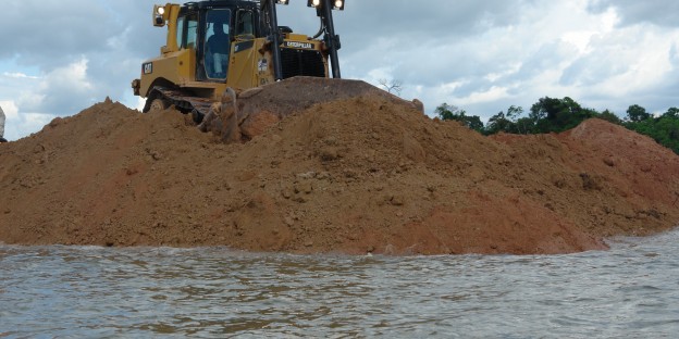Xingu-foto-Verena_Glass Die Bagger walzen am Xingu-Fluss. Photo: Verena Glass (Xingu Vivo para Sempre)