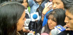 Lourdes vocera de CONNATSOP hablando con Gabriela Montaño  Foto ERBOL