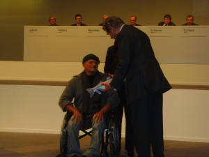 Der Fischer Luis Carlos verweigert Ekkehard Schulz den Handschlag. Photo: Dachverband der kritischen Aktionärinnen und Aktionäre