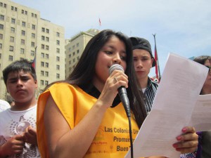 Chile Otra joven leyendo declaración