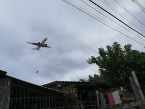 Flugzeug im Tiefflug über die Vila Nazaré, Porto Alegre