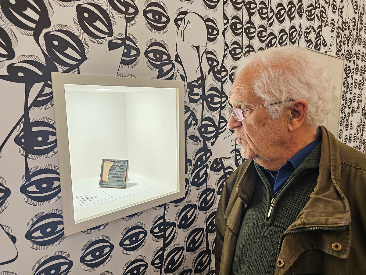 Harald Finke neben dem Stempel von Wolf Vostell in der Ausstellung Politics of Love im Kunsthaus Hamburg.