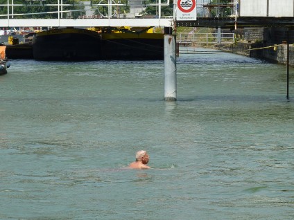 Rheinschwimmen bedeutet Passiv- statt Aktiv-Schwimmen