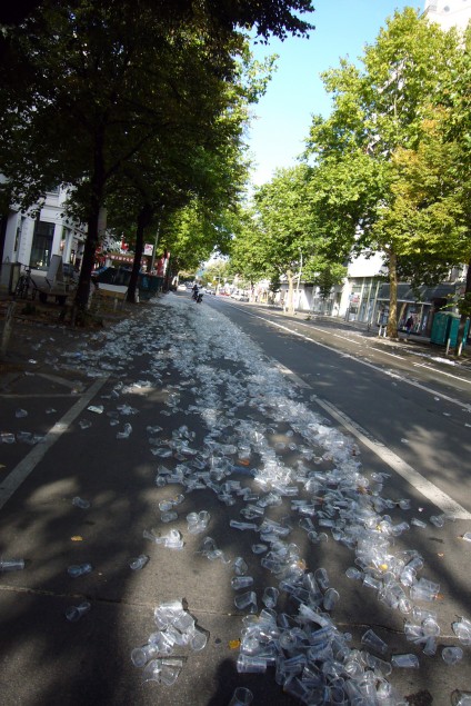 Berliner Marathon: Unzählige Plastikbecher auf der Potsdamer Straße. Foto: Barbara Kalender