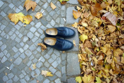 Schuhe am Wegesrand, tazblog Schröder & Kalender, Foto: Barbara Kalender