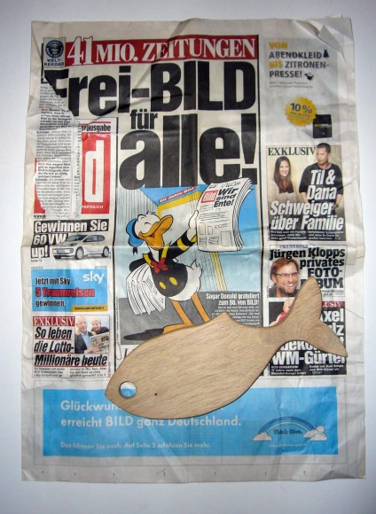 Bild-Zeitung mit Fisch, tazblog Schröder & Kalender, Foto: Barbara Kalender