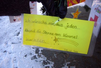 Kinderwunsch: Sterne am Himmel, Kinderwunsch am Weihnachtsbaum, Breslauer Platz, Foto: Barbara Kalender