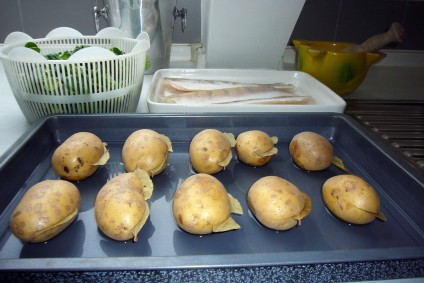 Feldsalat, Lorbeer-Kartoffeln auf dem Blech und Zanderfilets. Foto: Barbara Kalender