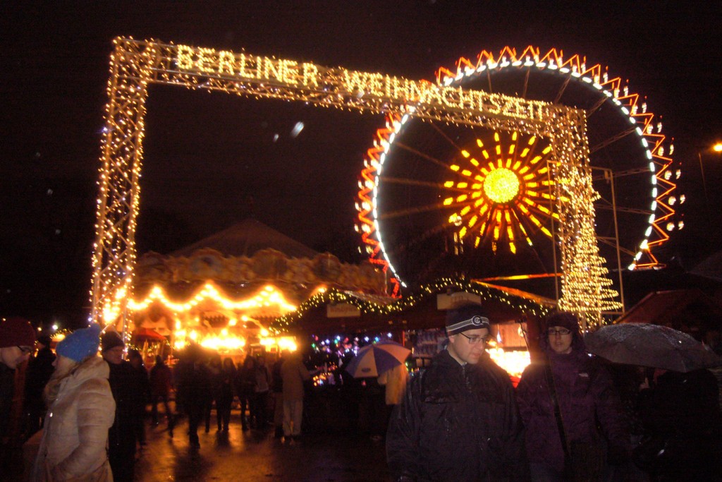 Weihnachtsbeleuchtung, Weihnachtsmarkt auf dem Alexanderplatz 1, Foto: Jörg Schröder