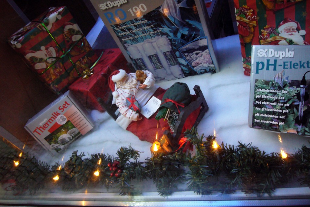 Kranker Weihnachtsmann mit Dackel, tazblog Schröder & Kalender, Foto Barbara Kalender