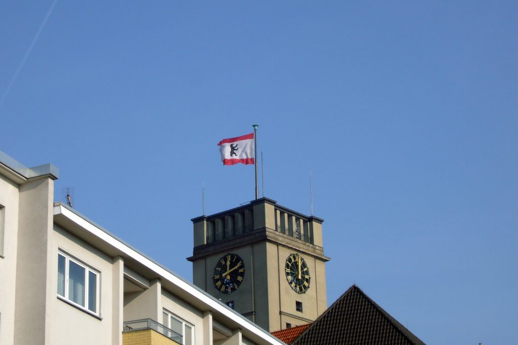 Berliner Fahne, Der Bär flattert in westlicher Richtung. Foto: Barbara Kalender