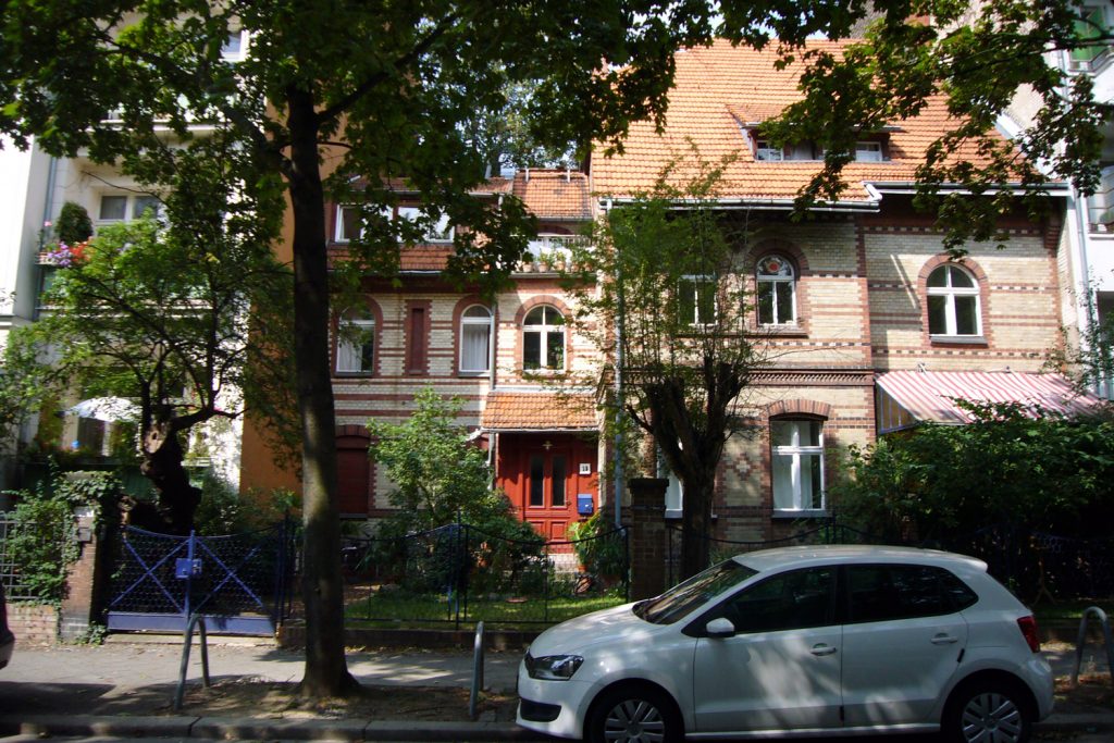 Links das ehemalige Wohnhaus von Uwe Johnson, rechts das Friedenauer Landhaus von Günter Grass. Foto: Barbara Kalender