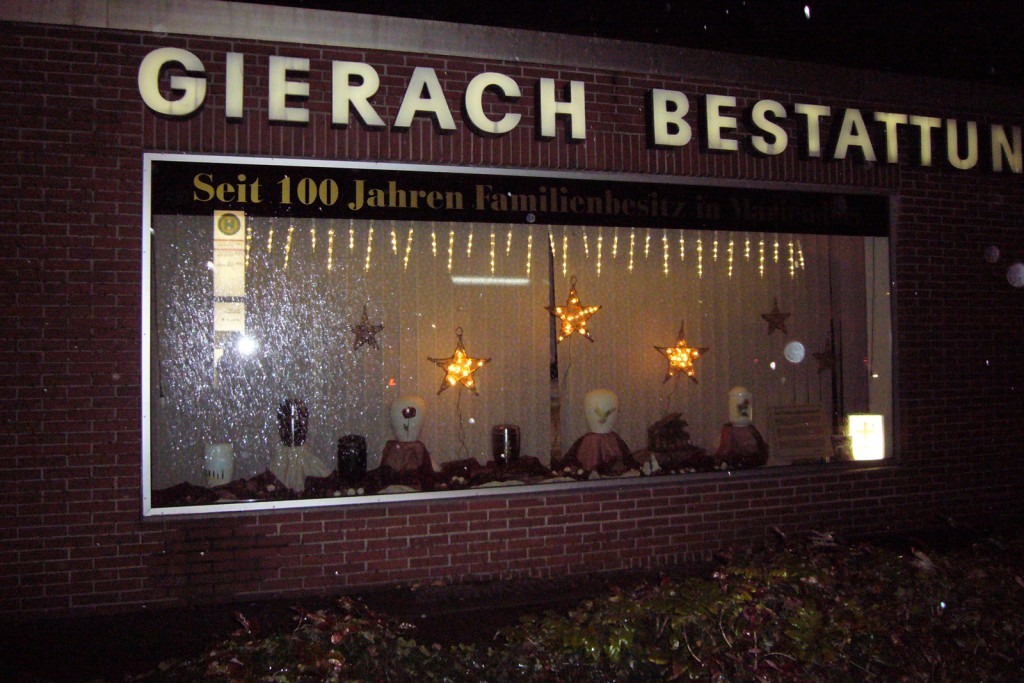 Weihnachtsbeleuchtung, Alt-Mariendorf, Biergarten und Bestattungen, Foto: Barbara Kalender