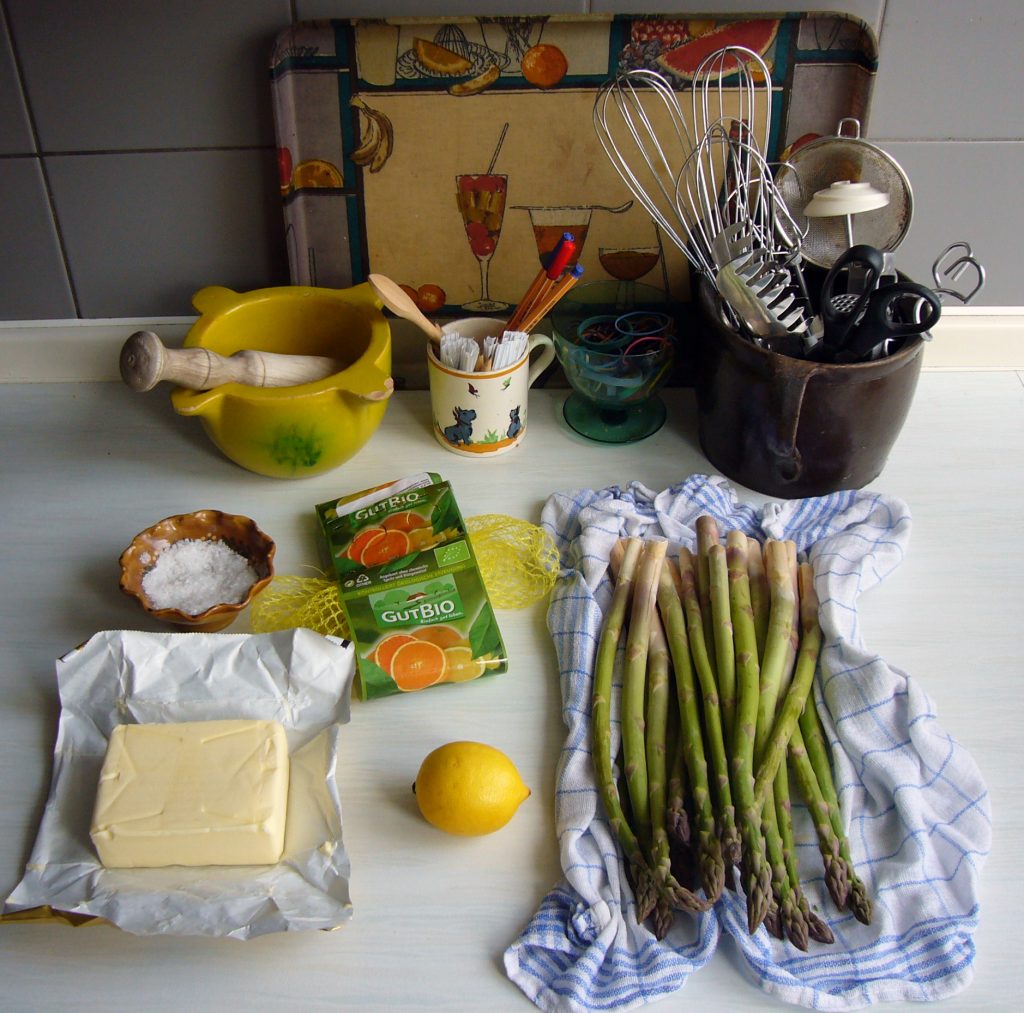 Zitronenbutter schmeckt zu Spargel und Fisch. Foto: Barbara Kalender