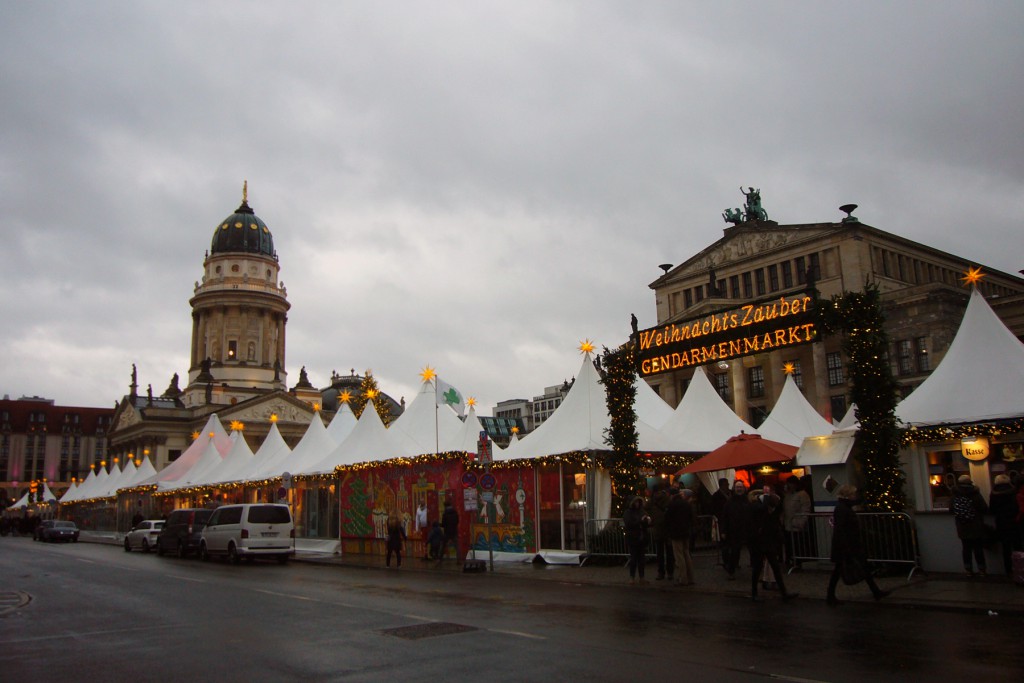 Gendarmenmarkt, in der Mitte das Konzerthaus, links der Deutsche Dom. Foto: Barbara Kalender