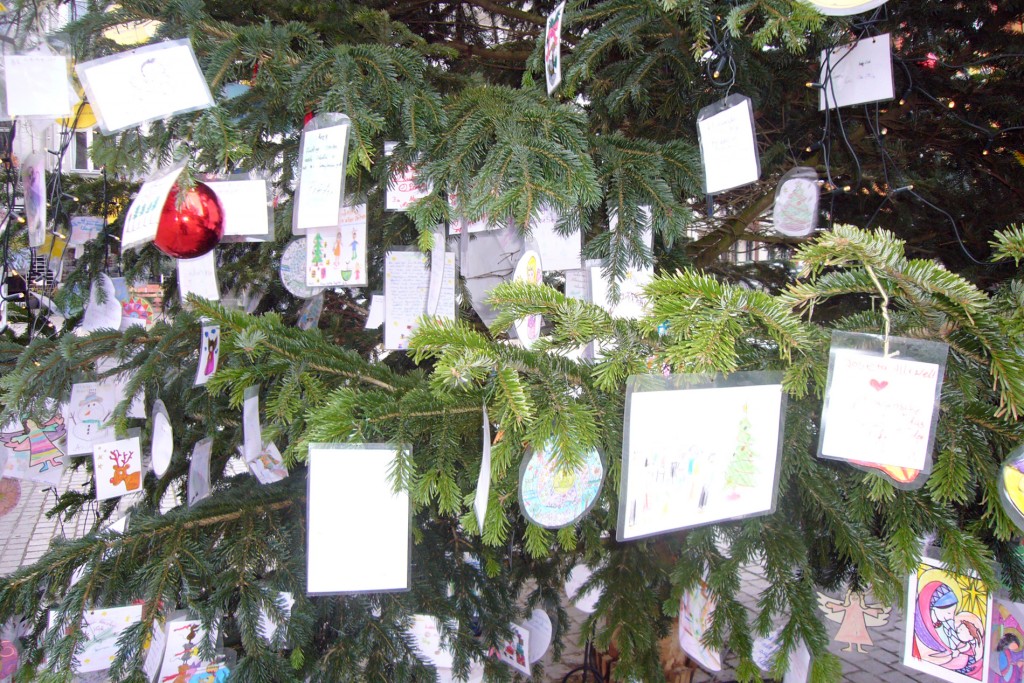 Weihnachts-Wunschbaum vor dem Friedenauer Rathaus. Foto: Barbara Kalender