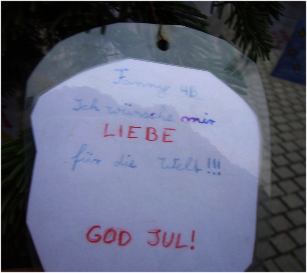 Weihnachts-Wunschbaum vor dem Friedenauer Rathaus. Foto: Barbara Kalender