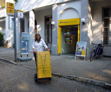 Barbara Kalender vor der Post in der Mainzer Straße. Foto: Jörg Schröder
