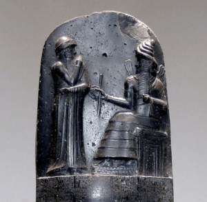 Der obere Teil der 2,25 m hohen Dioritstele. Es ist abgebildet, wie König Hammurapi vor dem thronenden Sonnen-, Wahrheits- und Gerechtigkeitsgott Šamaš die Gesetze empfängt.