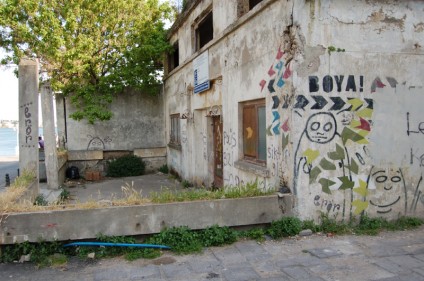 verlassenes_Haus_am_Meer_BOYA-Character_vue-d'ensemble_Istanbul-Kadiköy-Moda