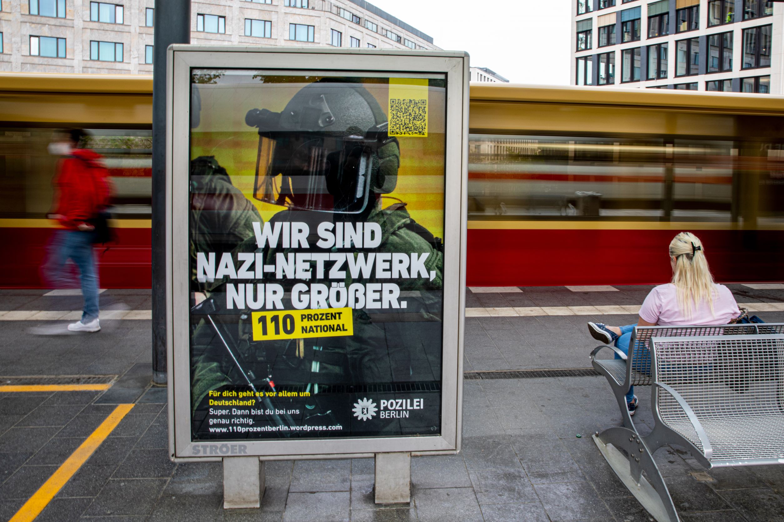 "Wir sind Nazi-Netwerk, nur größer. 110 Prozent national". Ein vermeintliches Werbebild der Polizei Berlin an einem S-Bahnhof prangert Nazi-Netzwerke in den Reihen der Polizei an.