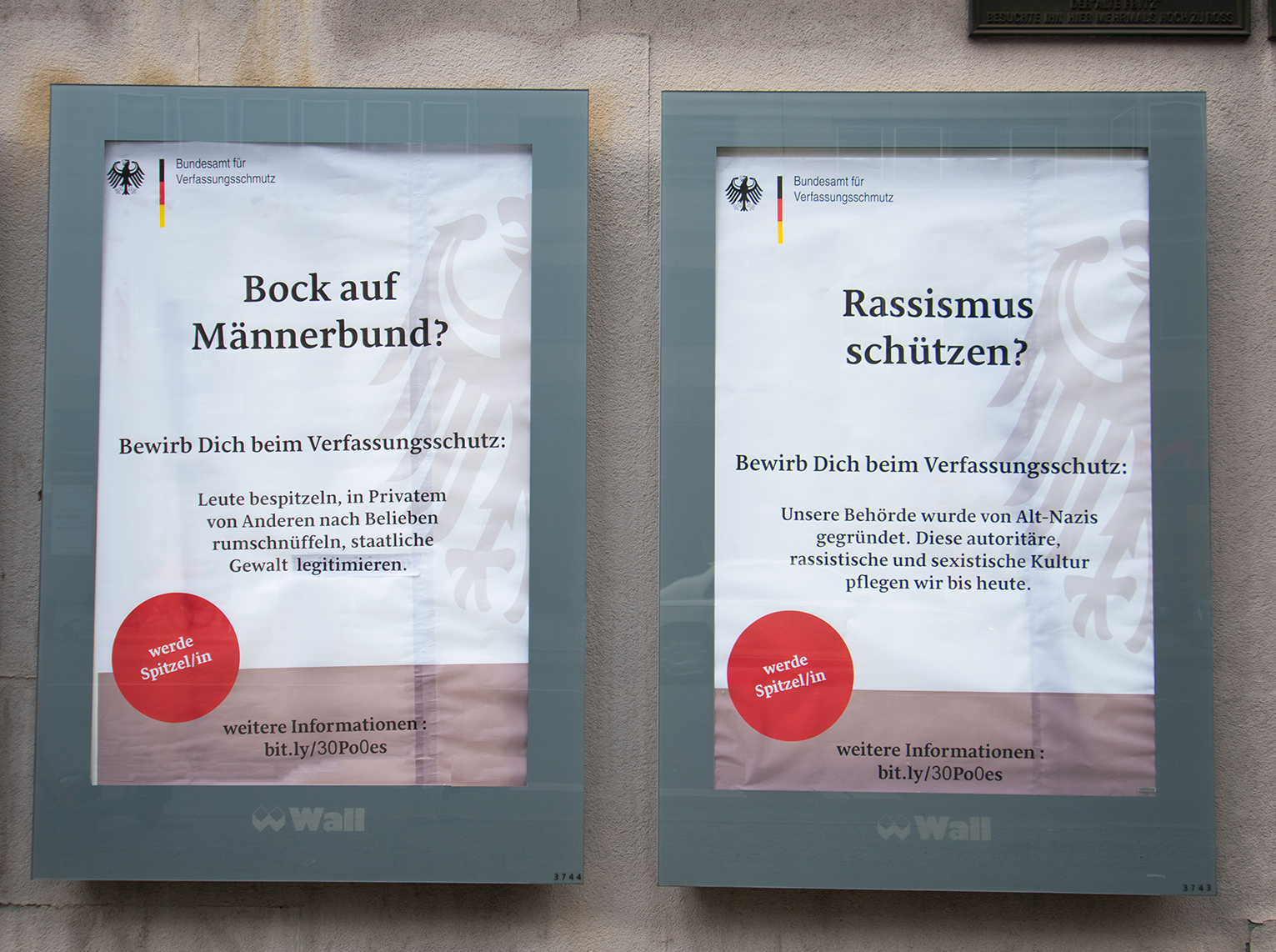 Auf dem Foto sind zwei vermeintliche Werbeplakate des Verfassungsschutzes zu sehen, die den "Männerbund" und rassistische Strukturen im Verfassungsschutz anprangern.