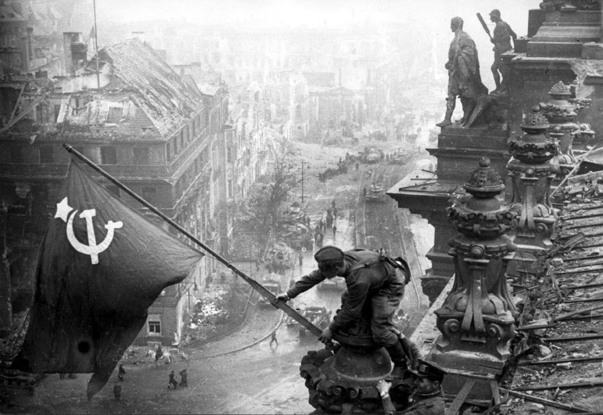 foto8-2-mai-1945-flagge-auf-dem-reichstag-ohne-retusche-foto-jewgeni-chaldej.jpg